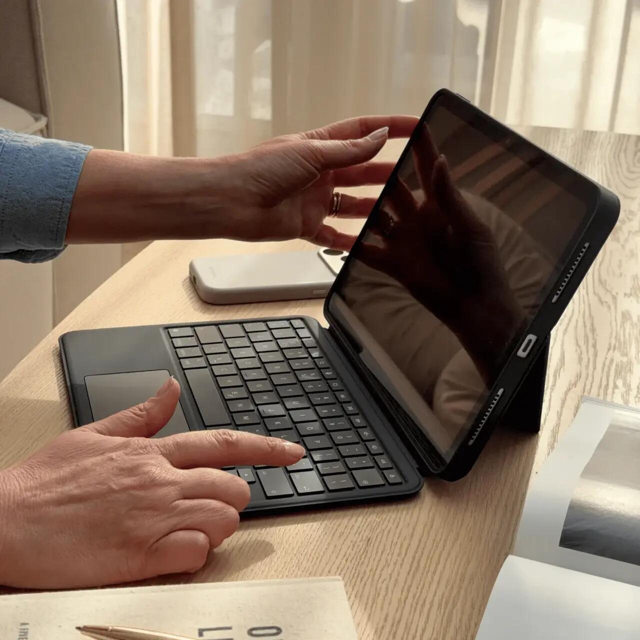 Tastatură DECODED cu trackpad, iPad generația a 10-a, 10.9