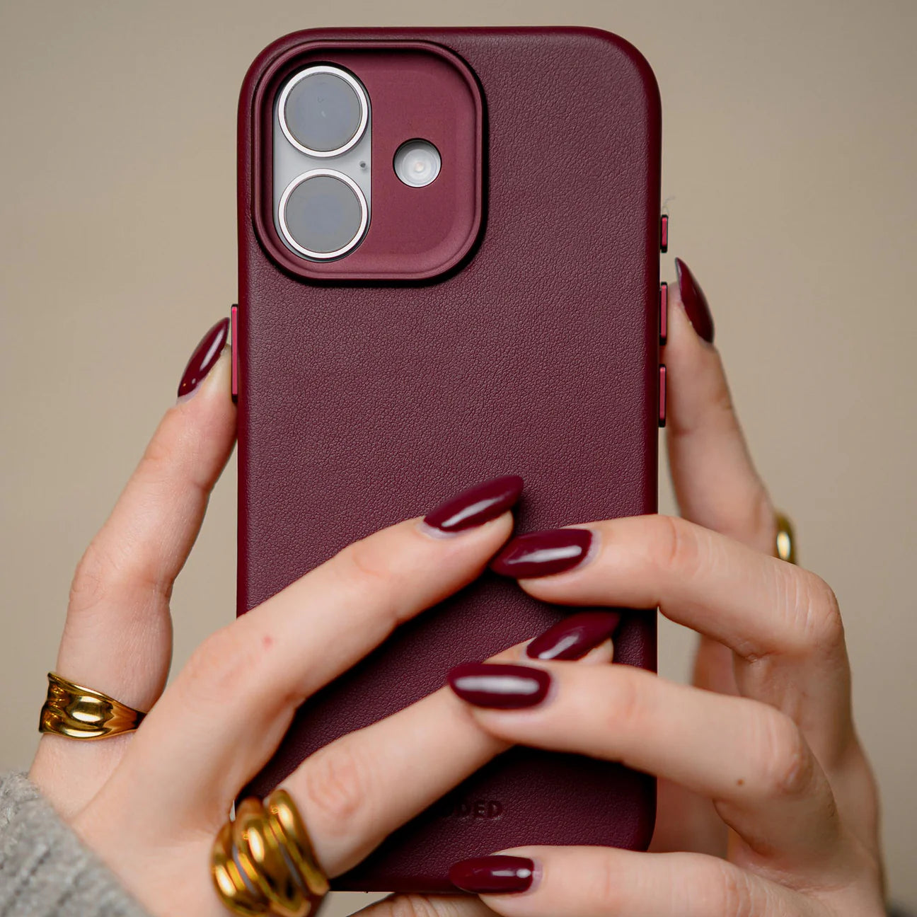 Husa din piele DECODED pentru iPhone 17 - Dark Ruby